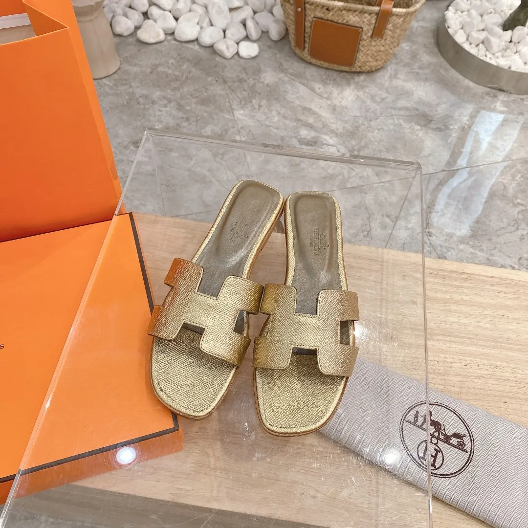 👟👟Ex-factory price 300👟👟 Genuine leather sole +40 🦄Hermès "Palm Print" has added new color sandals, "Year-round shipment" with three-dimensional concave and convex feeling on the classic "H" upper... It is a must-have item in your wardrobe, and it is magically versatile in this summer! This model fully demonstrates the classic Hermès style "palm print". Classic calfskin material ~ imported sheepskin. Lining 🐎Size: 34~42. Heel height ② type: low heel 1.5cm. Medium heel 4.5cm. Genuine leather sole +40 rubber sole.